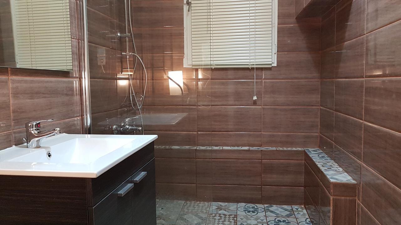 Menta Errathens Apartment - Athens Center, 5 Bd, 2 Bath Exteriör bild